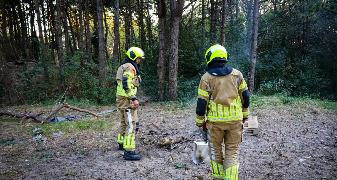 Brand gesticht in bos, brandweer doet er zand over - Foto 14