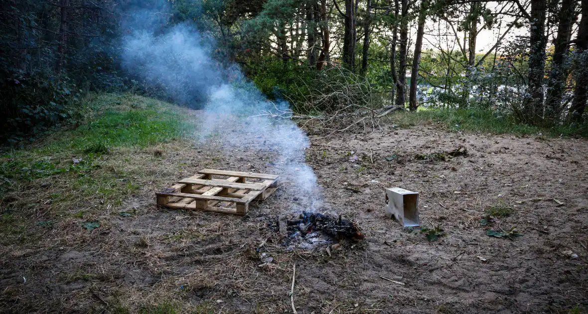 Brand gesticht in bos, brandweer doet er zand over - Foto 2