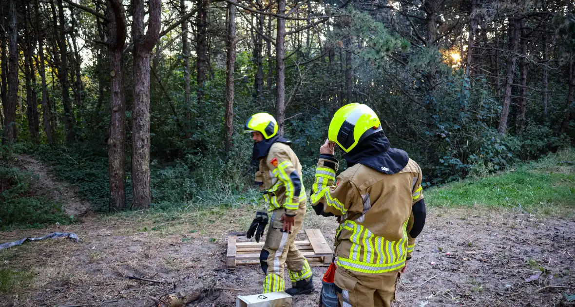 Brand gesticht in bos, brandweer doet er zand over - Foto 3