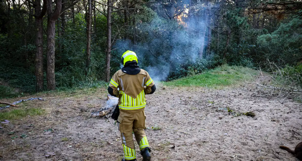 Brand gesticht in bos, brandweer doet er zand over - Foto 6