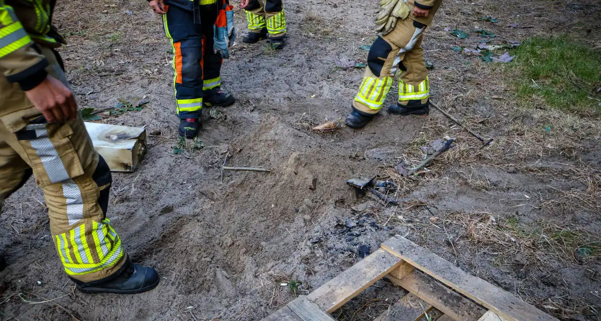 Brand gesticht in bos, brandweer doet er zand over - Foto 7