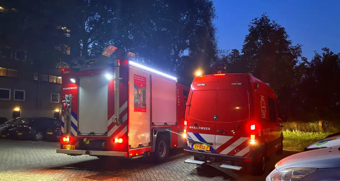 Omstanders doven brand bij steiger - Foto 2