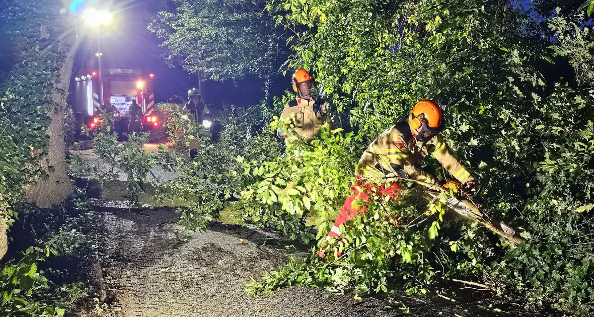 Grote tak valt naar beneden tijdens brandweer inzet