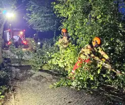 Grote tak valt naar beneden tijdens brandweer inzet