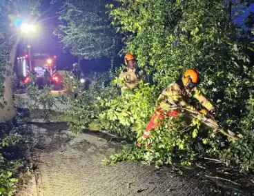 Grote tak valt naar beneden tijdens brandweer inzet