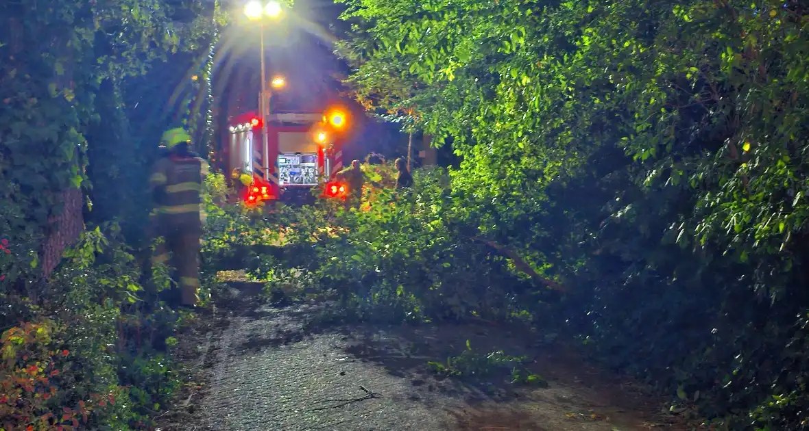 Grote tak valt naar beneden tijdens brandweer inzet - Foto 1