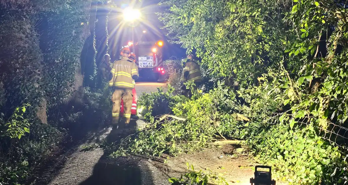 Grote tak valt naar beneden tijdens brandweer inzet - Foto 3