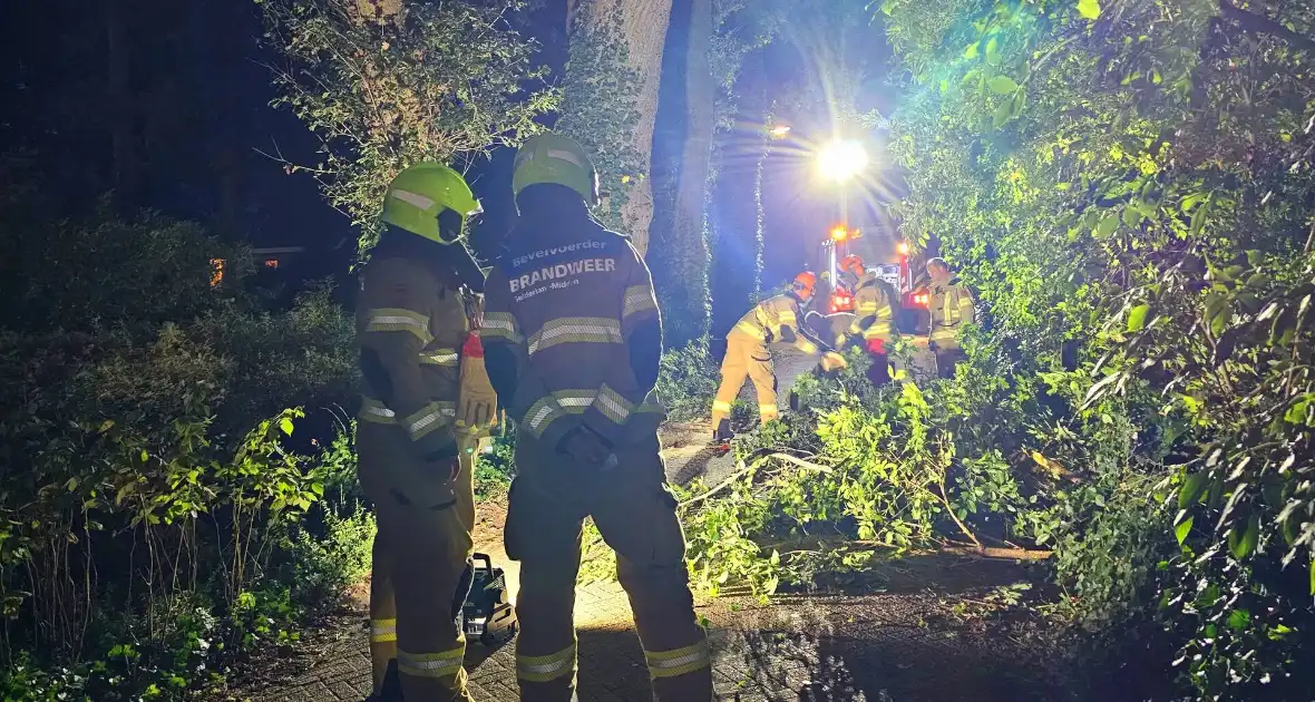 Grote tak valt naar beneden tijdens brandweer inzet - Foto 4