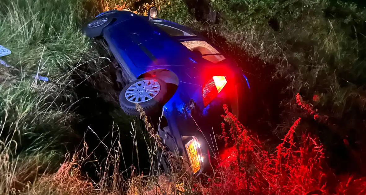 Automobilist mist bocht en rijdt sloot in