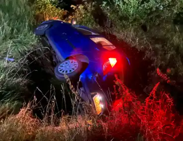 Automobilist mist bocht en rijdt sloot in