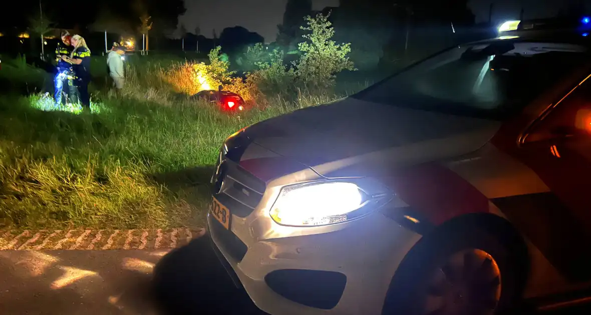 Automobilist mist bocht en rijdt sloot in - Foto 2