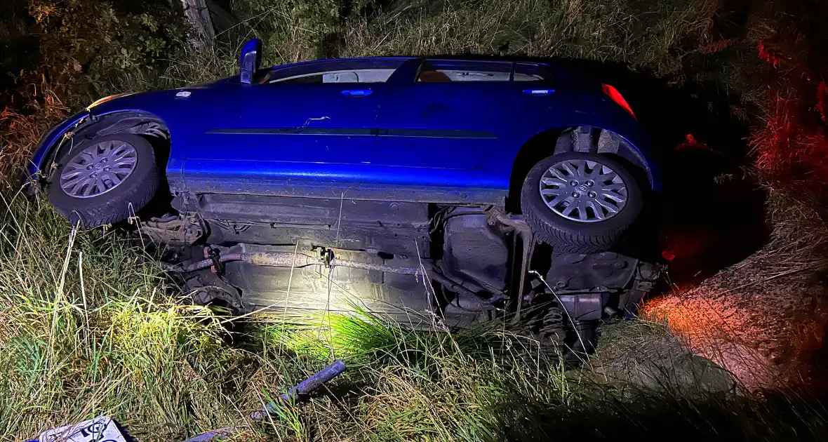 Automobilist mist bocht en rijdt sloot in - Foto 4