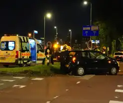 Bestuurder klapt op auto en ramt daarna verkeerslicht