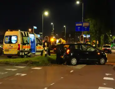 Bestuurder klapt op auto en ramt daarna verkeerslicht