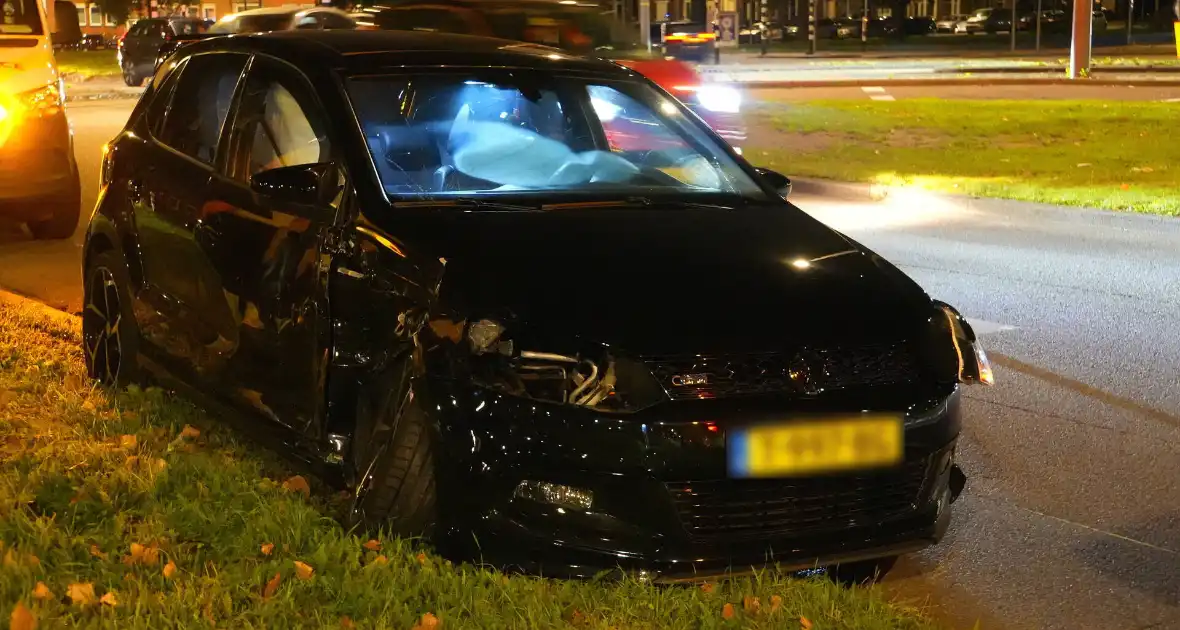 Bestuurder klapt op auto en ramt daarna verkeerslicht - Foto 1