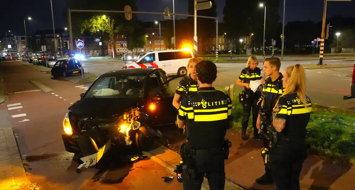 Bestuurder klapt op auto en ramt daarna verkeerslicht - Foto 10