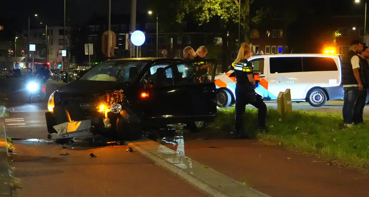 Bestuurder klapt op auto en ramt daarna verkeerslicht - Foto 2