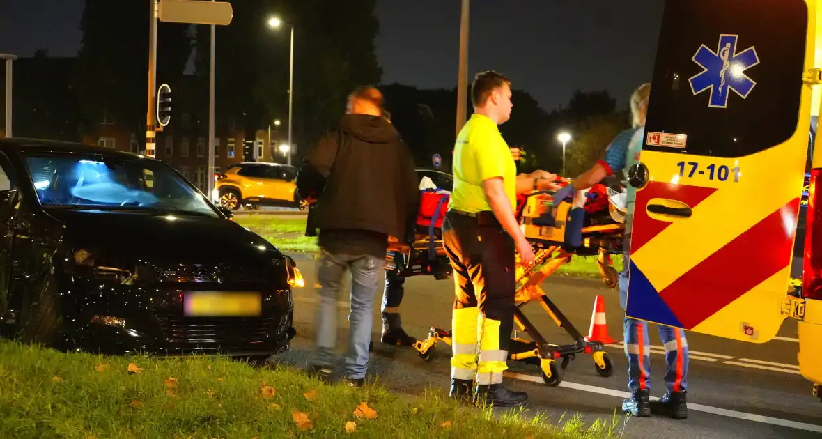 Bestuurder klapt op auto en ramt daarna verkeerslicht - Foto 3