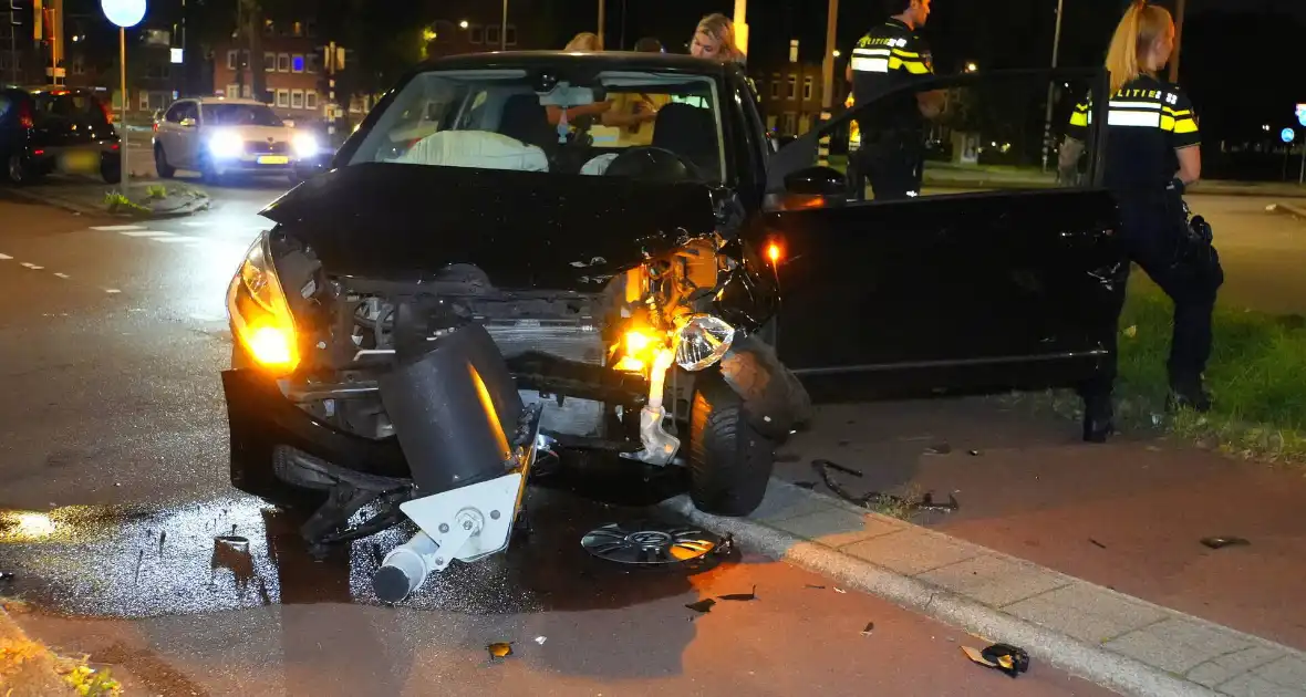 Bestuurder klapt op auto en ramt daarna verkeerslicht - Foto 4