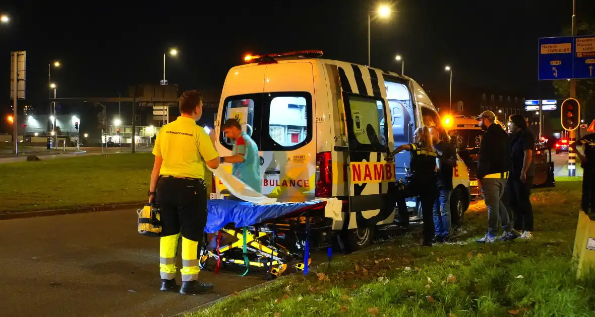 Bestuurder klapt op auto en ramt daarna verkeerslicht - Foto 8