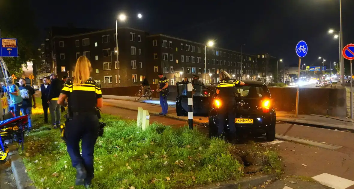 Bestuurder klapt op auto en ramt daarna verkeerslicht - Foto 9