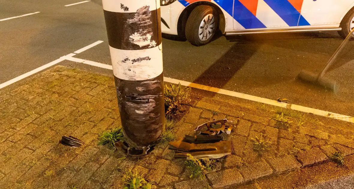 Bestuurder botst tegen paal en raakt gewond - Foto 3