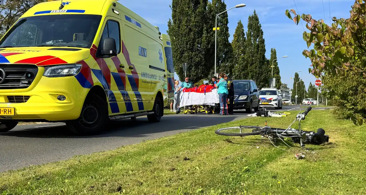 Fietser zwaargewond bij aanrijding met personenauto