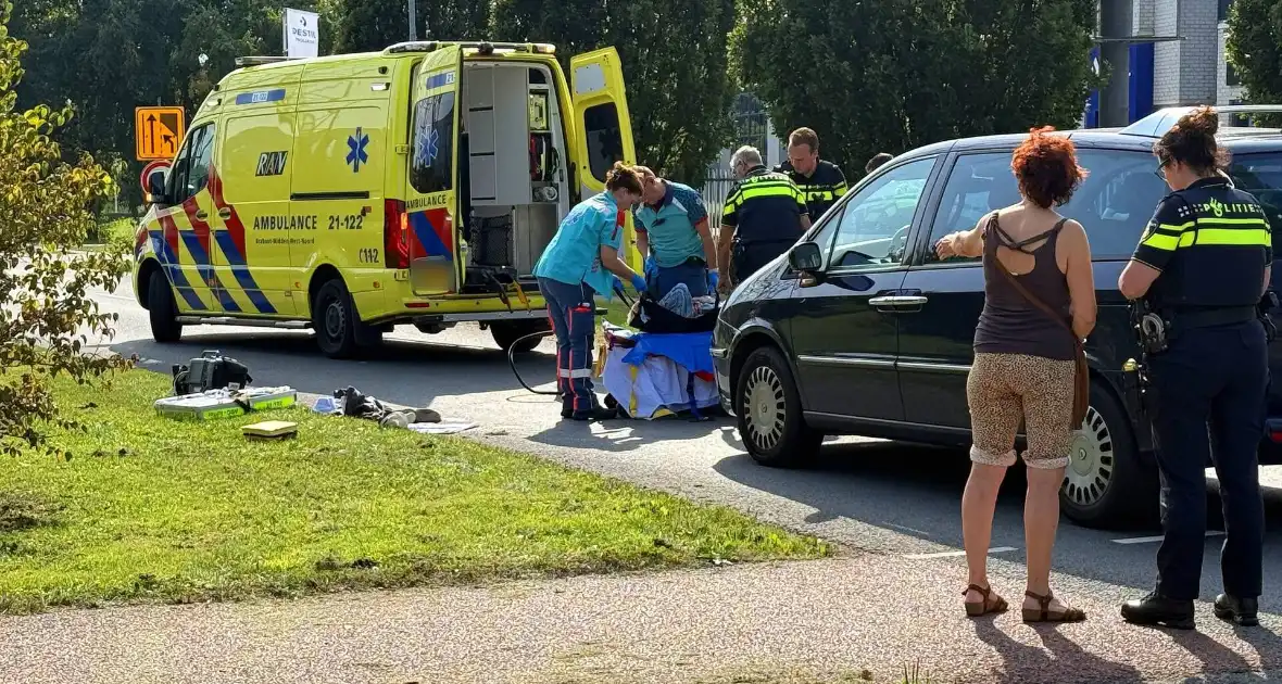 Fietser zwaargewond bij aanrijding met personenauto - Foto 1