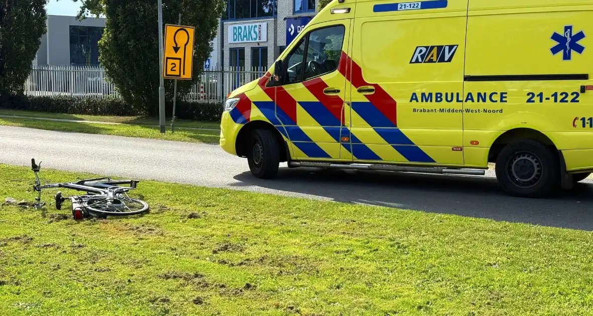 Fietser zwaargewond bij aanrijding met personenauto - Foto 2