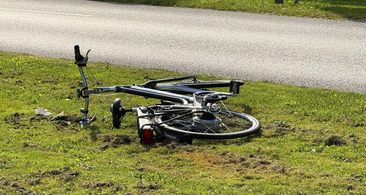 Fietser zwaargewond bij aanrijding met personenauto - Foto 3