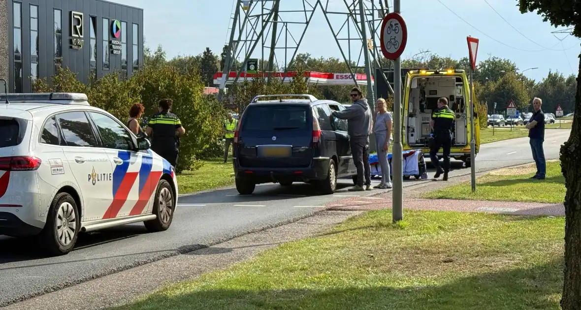 Fietser zwaargewond bij aanrijding met personenauto - Foto 4