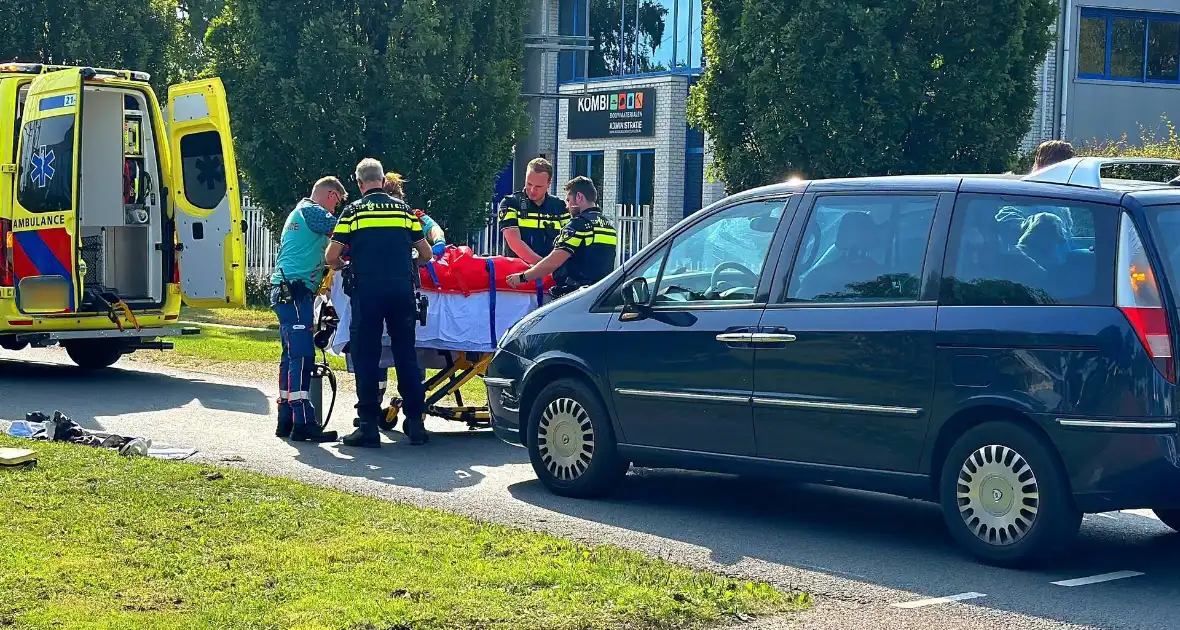 Fietser zwaargewond bij aanrijding met personenauto - Foto 7