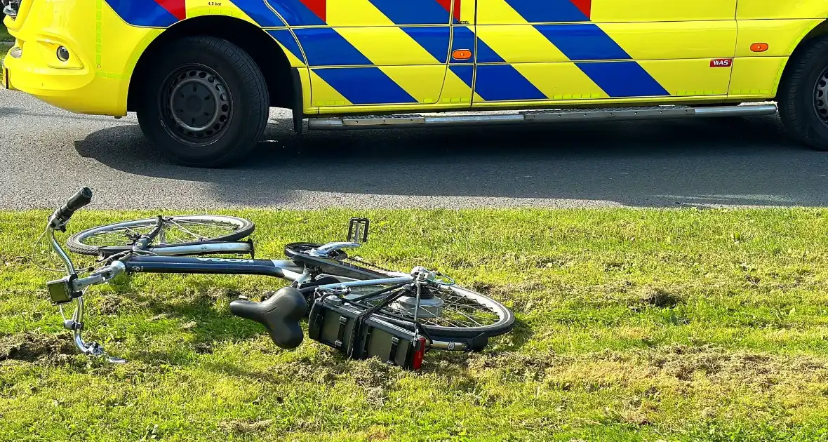 Fietser zwaargewond bij aanrijding met personenauto - Foto 9