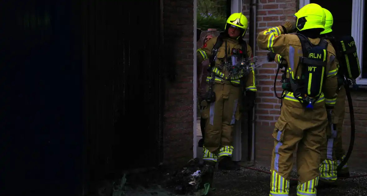 Brand in kliko slaat over op garagedeur - Foto 2