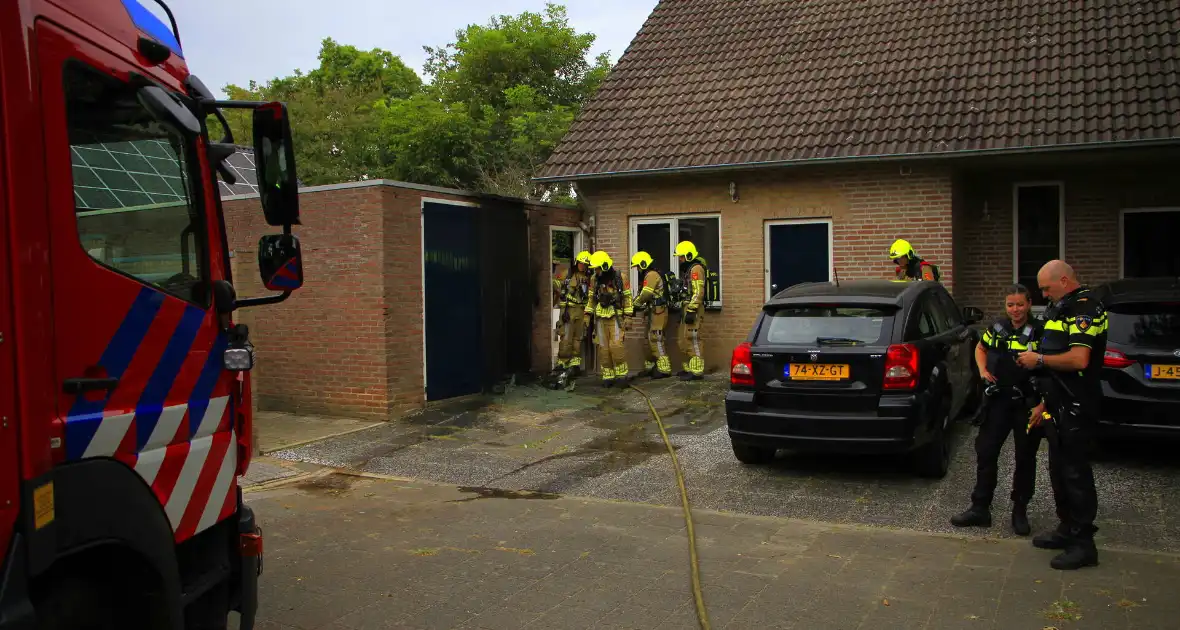 Brand in kliko slaat over op garagedeur - Foto 3