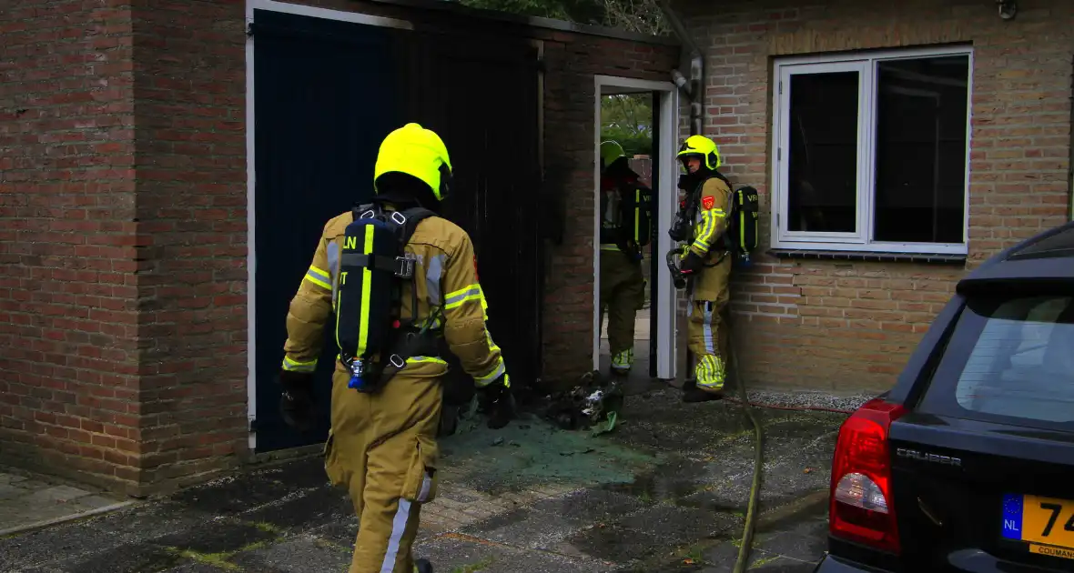 Brand in kliko slaat over op garagedeur - Foto 4