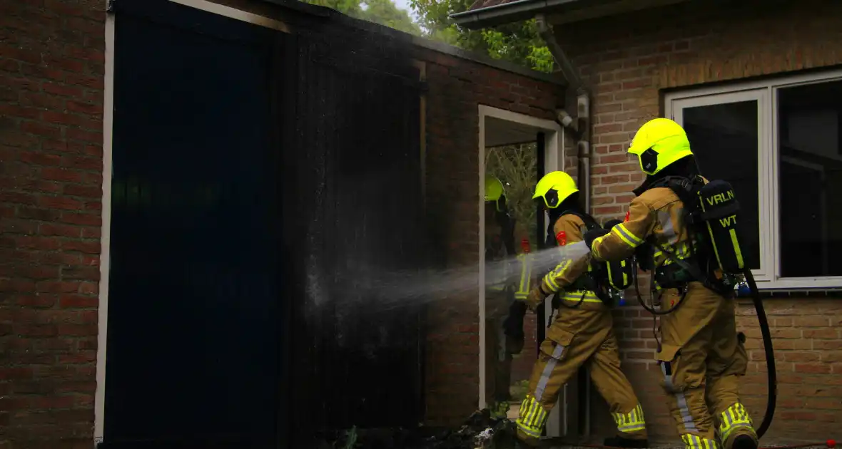 Brand in kliko slaat over op garagedeur - Foto 5