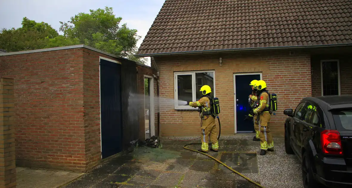 Brand in kliko slaat over op garagedeur - Foto 6