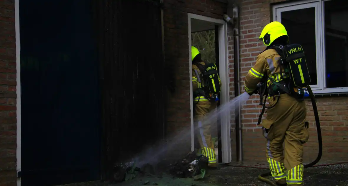 Brand in kliko slaat over op garagedeur - Foto 7