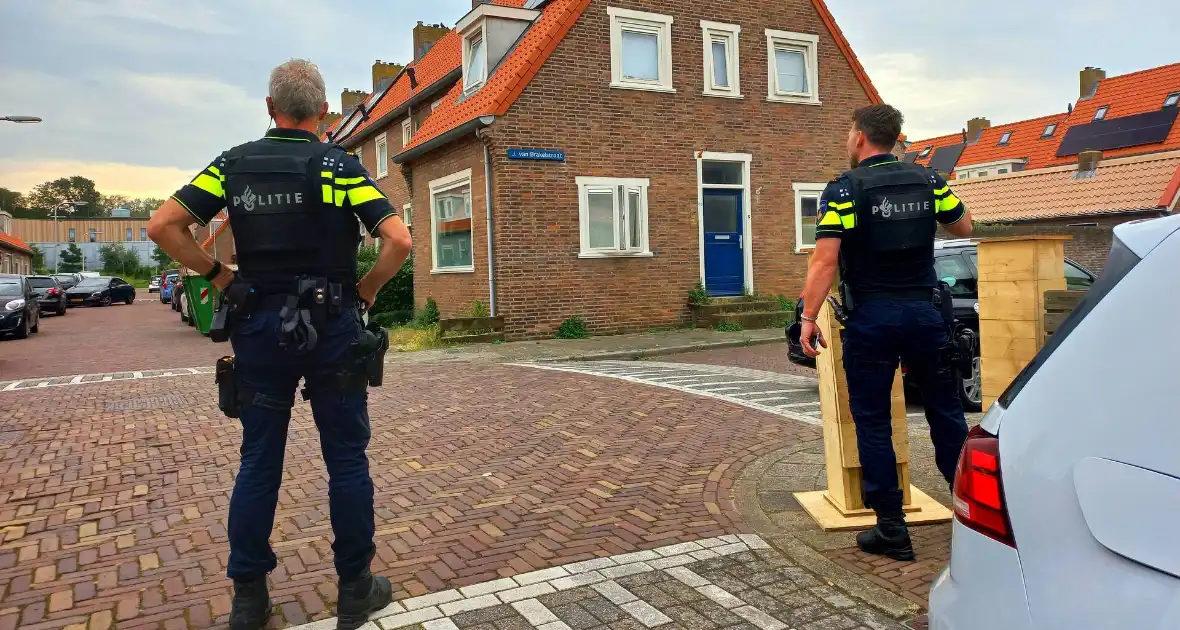 Agenten in kogelwerende vesten nemen wapens in beslag