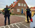 Agenten in kogelwerende vesten nemen wapens in beslag