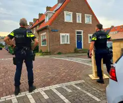 Agenten in kogelwerende vesten nemen wapens in beslag