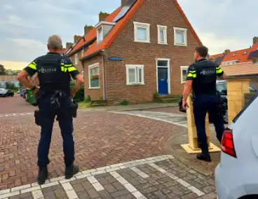 Agenten in kogelwerende vesten nemen wapens in beslag