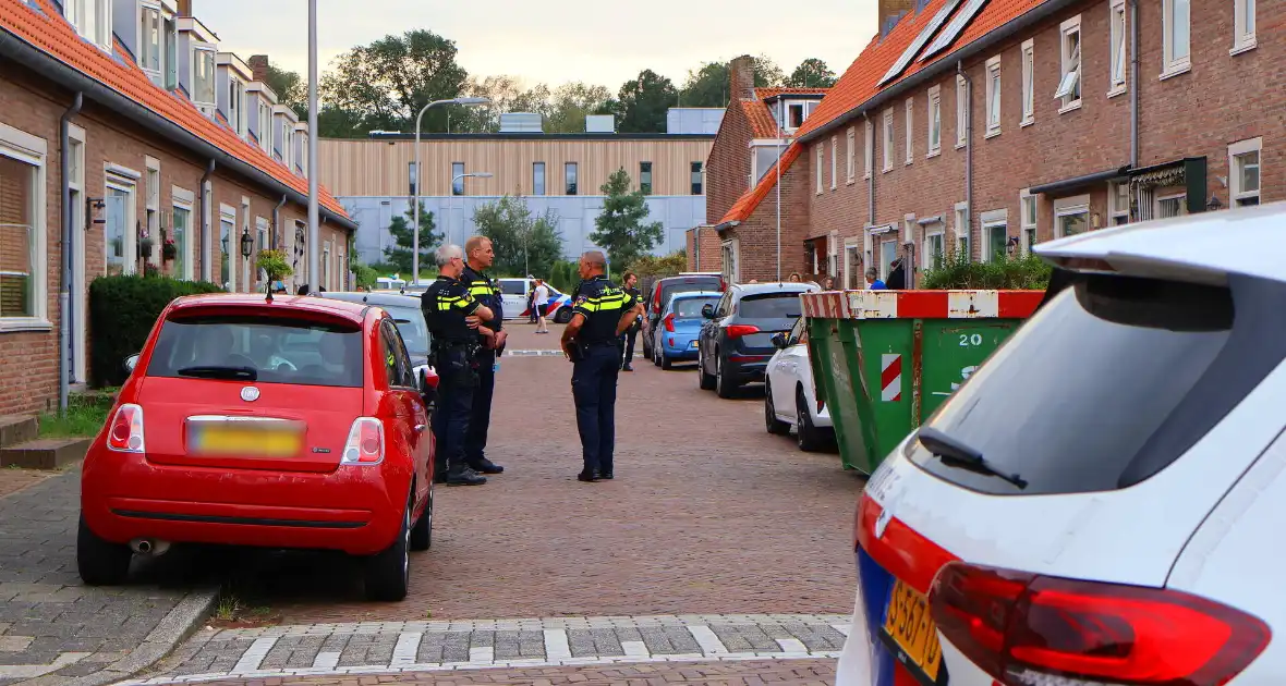 Agenten in kogelwerende vesten nemen wapens in beslag - Foto 10