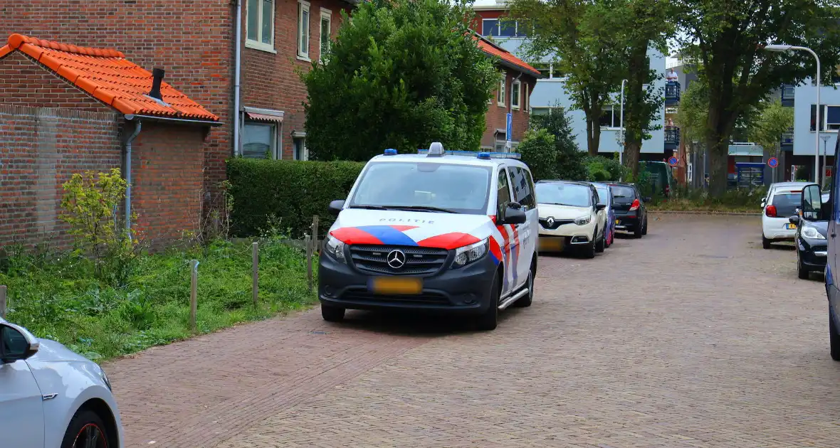 Agenten in kogelwerende vesten nemen wapens in beslag - Foto 11