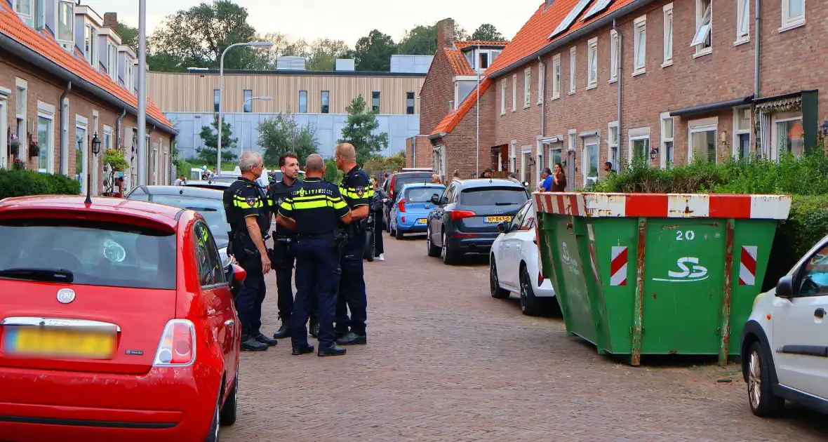 Agenten in kogelwerende vesten nemen wapens in beslag - Foto 12