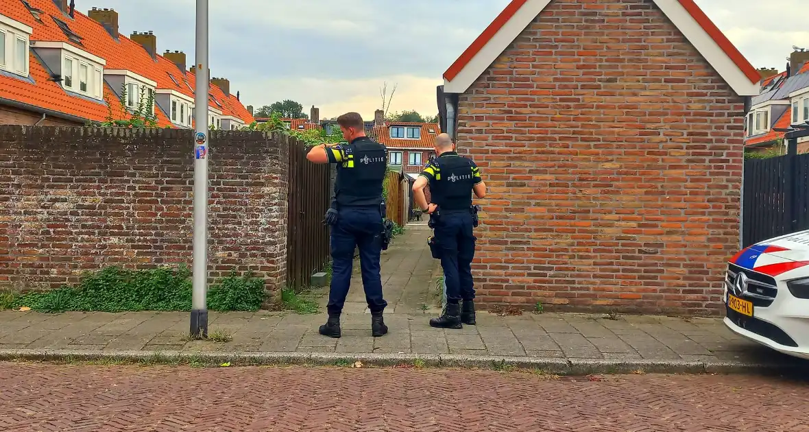 Agenten in kogelwerende vesten nemen wapens in beslag - Foto 2