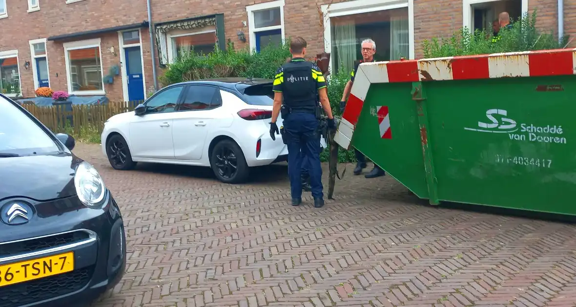 Agenten in kogelwerende vesten nemen wapens in beslag - Foto 5