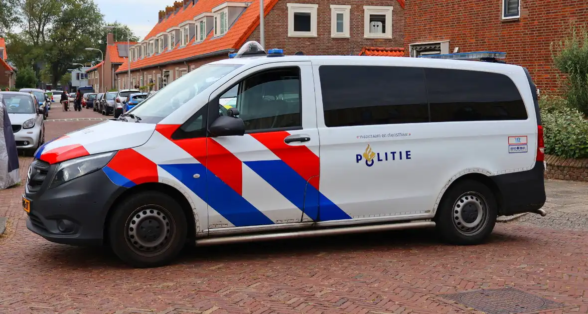 Agenten in kogelwerende vesten nemen wapens in beslag - Foto 6