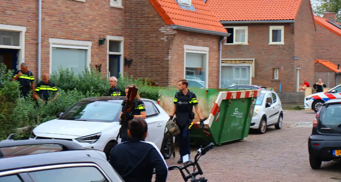 Agenten in kogelwerende vesten nemen wapens in beslag - Foto 7